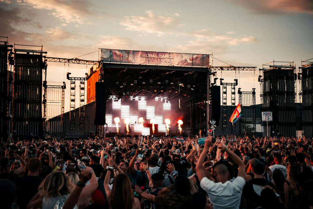 Publiek op Belgisch muziekfestival tijdens een zomernacht