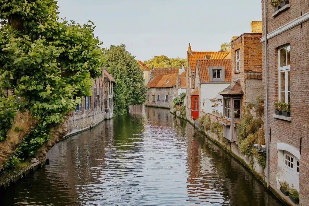 Rustige gracht met historische huizen in Brugge