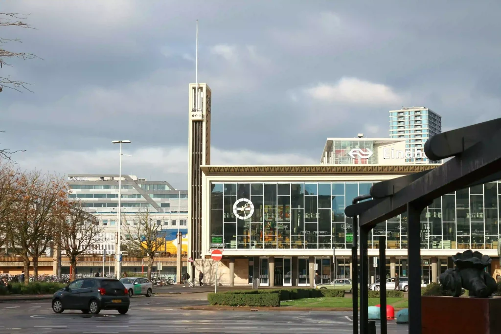 Station Eindhoven in Nederland bij bewolkt weer