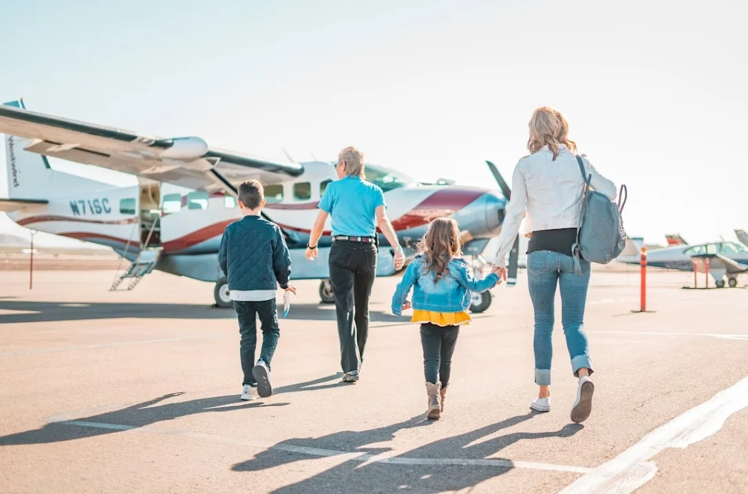 Gezin met kinderen op de luchthaven voor comfortabel luchthavenvervoer in België