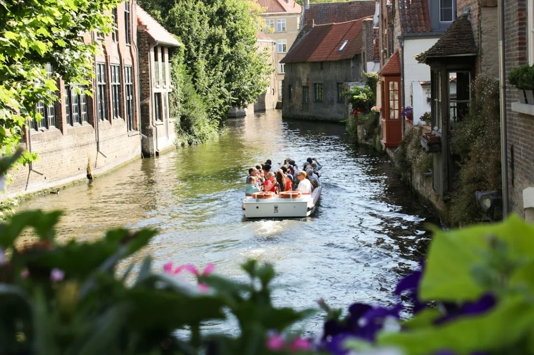 Gezinsreis in België met boottocht op een kanaal in Brugge