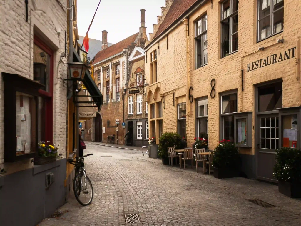 Gezellige straat in oude Belgische binnenstad