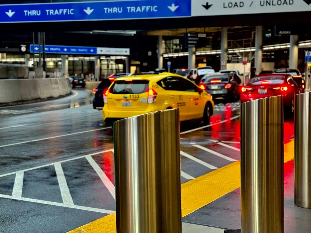 Lokale taxi’s bij luchthaven tijdens druk verkeer