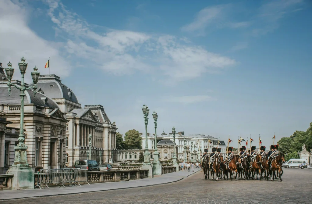 Militaire parade bij het Koninklijk Paleis in Brussel