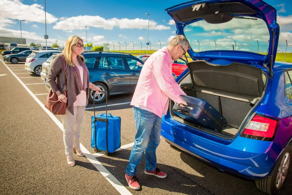 Bagage laden bij luchthavenparking
