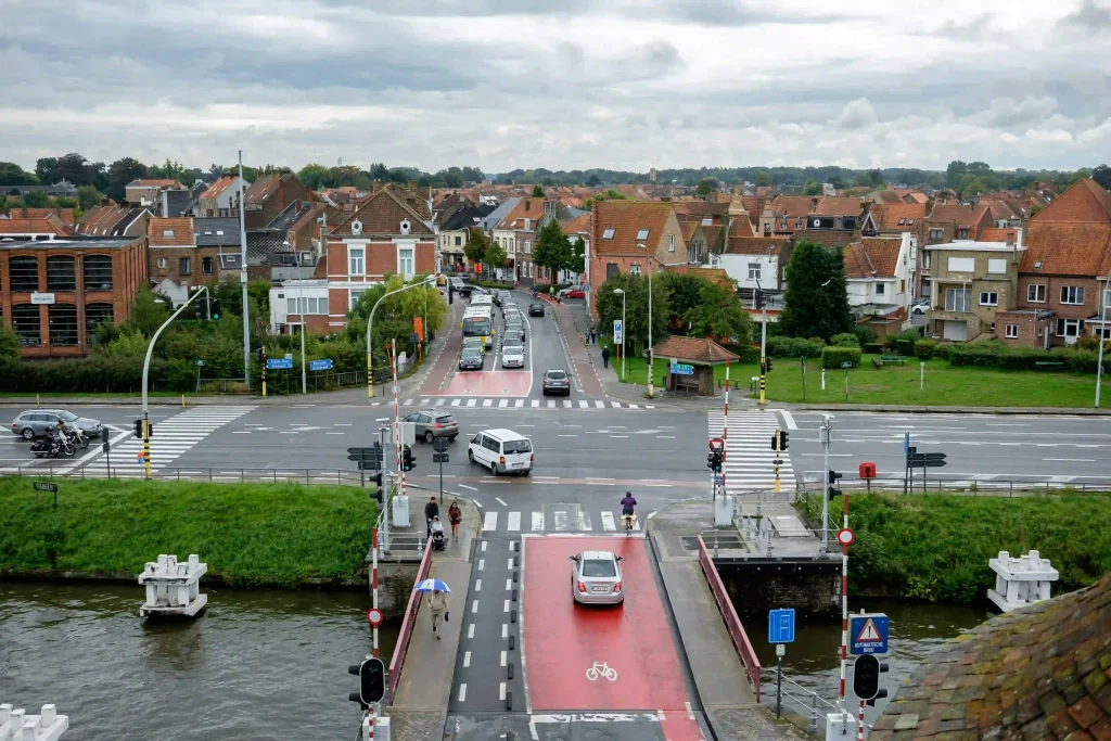Verkeer in Belgische stad vanuit vogelperspectief