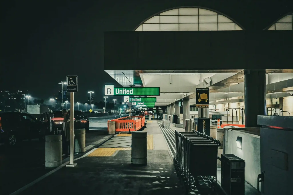 Nachtelijke luchthavenaankomst met transferzone in Europa