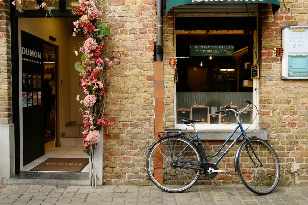 Fiets bij lokaal café in Brugge