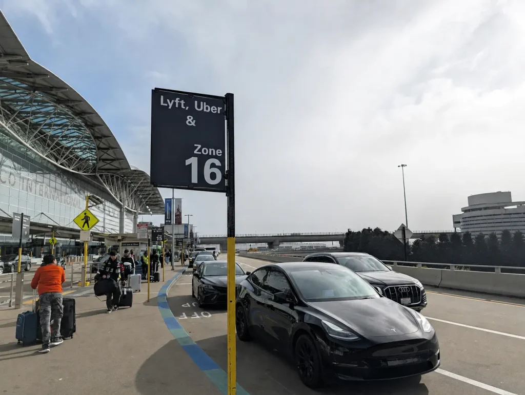 Uber-ophaalzone bij internationale luchthaven