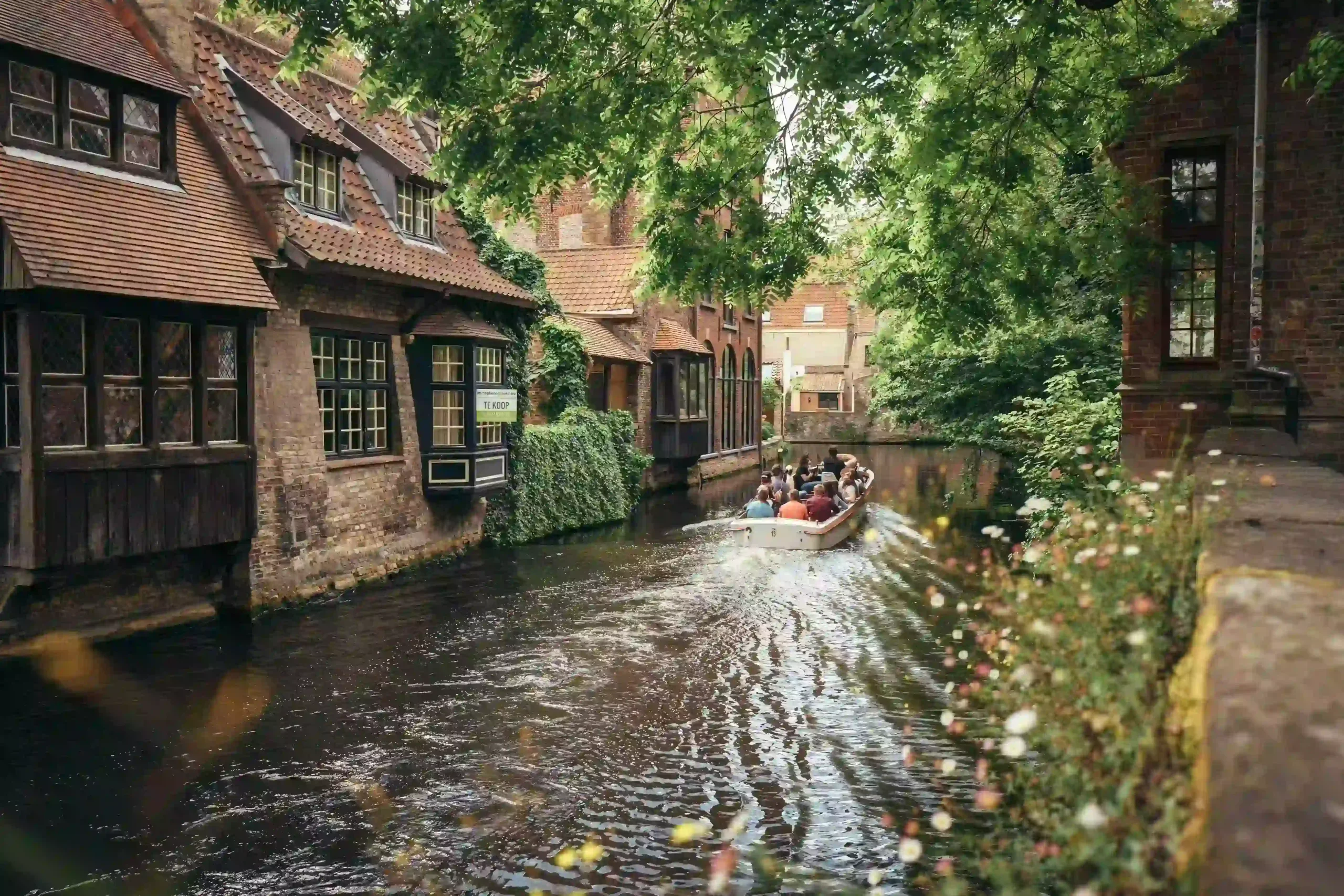 Boottocht door de groene grachten van Brugge