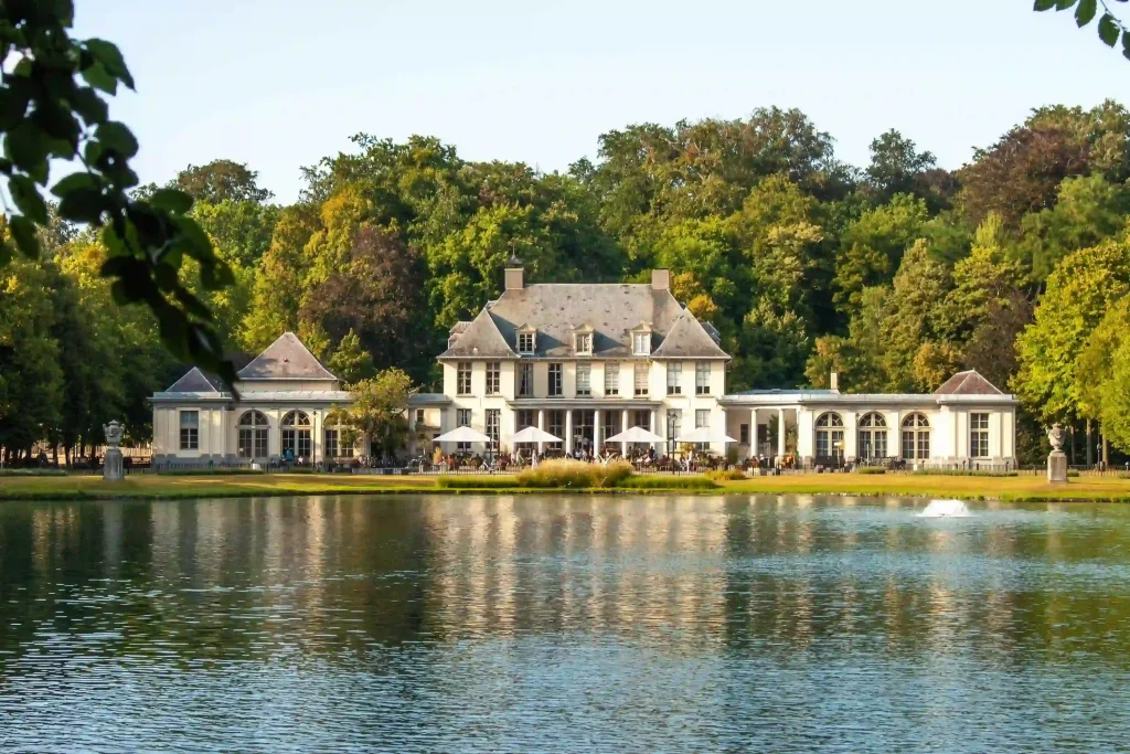 Historisch kasteel en tuinen in een Belgisch park