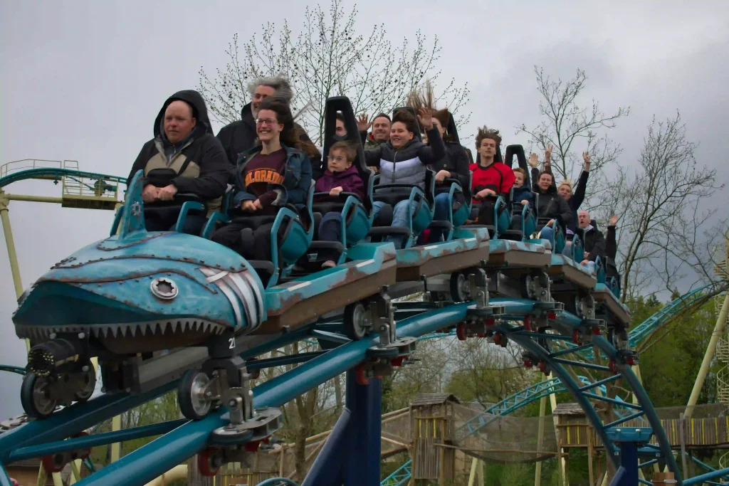 Gezin op een achtbaan in een Belgisch pretpark